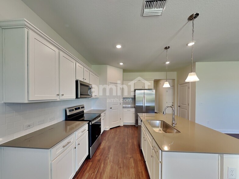 Building Photo - 14620 Cedar Ml Dr