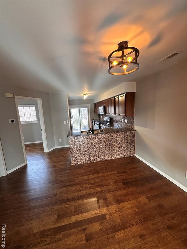 Building Photo - 4240 Maple St