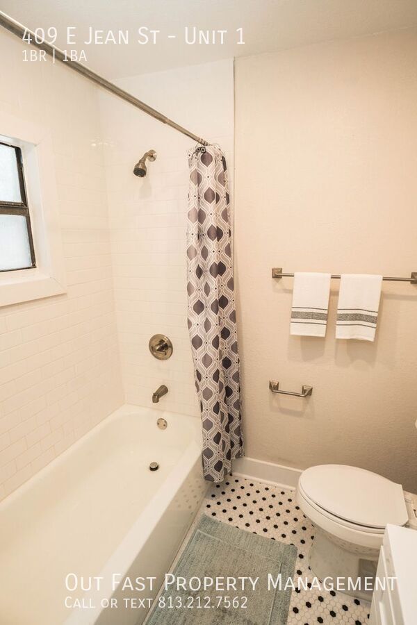 Building Photo - 409 E Jean St