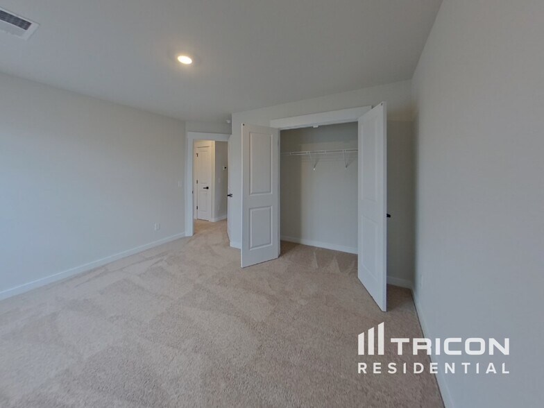 Building Photo - 1209 Crested Iris St