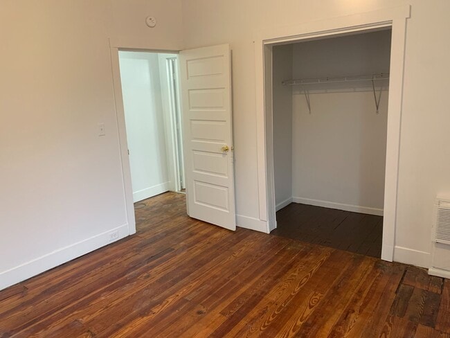 Building Photo - Video in Photos-2 Bedroom Home Near Farquhar Park-York City SD