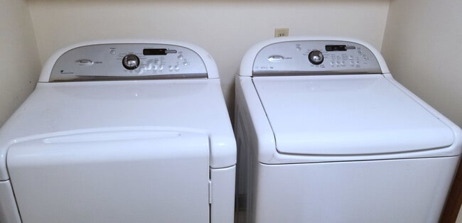 Washer and Dryer Available - 524 Webbs Mill Rd