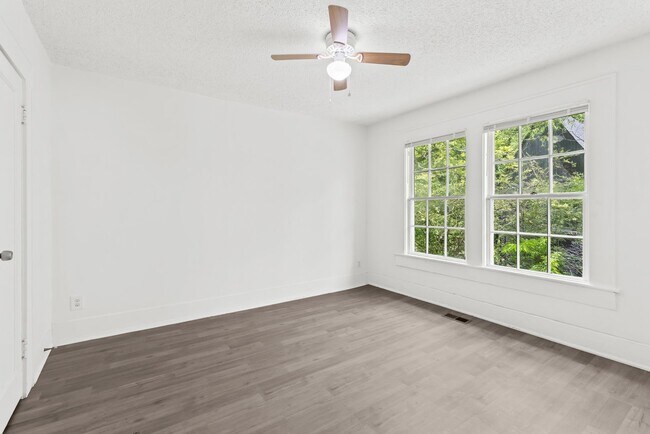 Building Photo - Stylish & Newly Renovated 3-Bedroom 2 Bath...