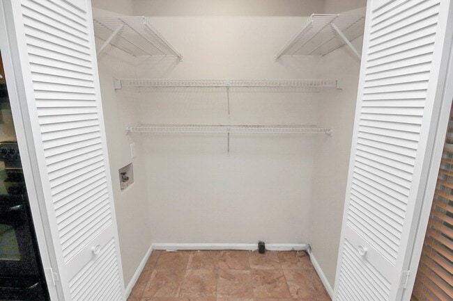 Building Photo - Spacious Condo in East Charlotte; Minutes ...