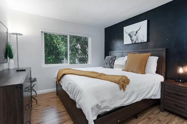 Building Photo - 555 S La Veta Park Cir