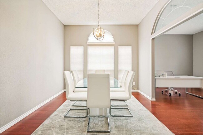 Building Photo - "Spacious 3-Bedroom Gem with 2 Full Baths in Garland – 2276 Sq Ft of Comfort Awaits!"