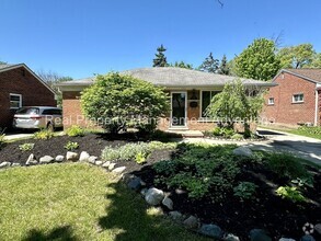 Building Photo - Mid-Century 3 Bed/2 Bath Ranch Near Downto...