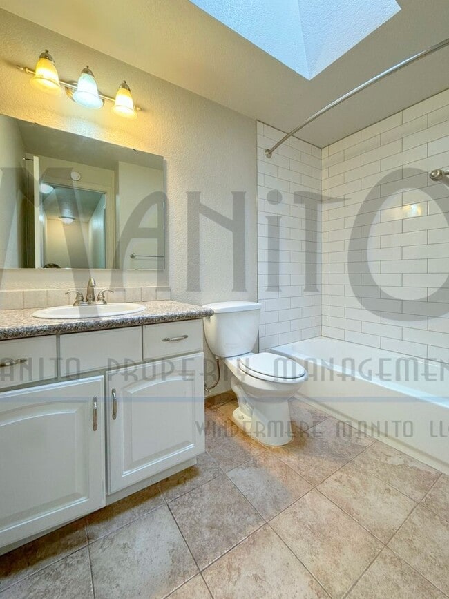 Building Photo - 521/523 E 11th Avenue Duplex