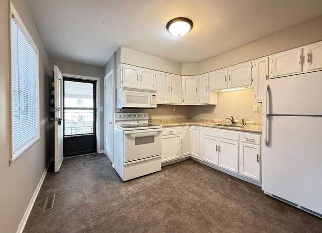 Building Photo - Quiet Cul-de-Sac Living in Council Bluffs