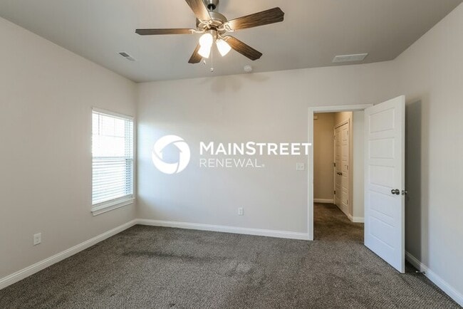 Building Photo - 3 Bedroom Pet-Friendly Home in CHARLESTOWN, IN with Main Street Renewal