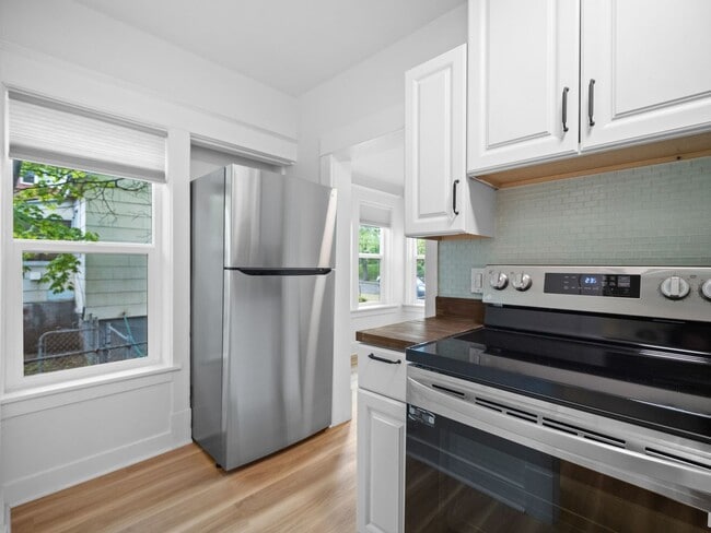 Building Photo - Quaint and Cute 1 Bedroom Close to Hospitals