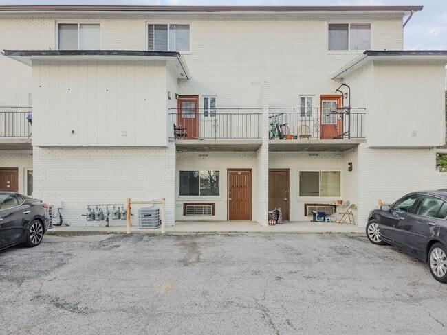 Building Photo - West Knoxville 37919 - 1 Bedroom Apartment in West Knoxville! Available Now! 1 Bedroom, 1 Bath. -...