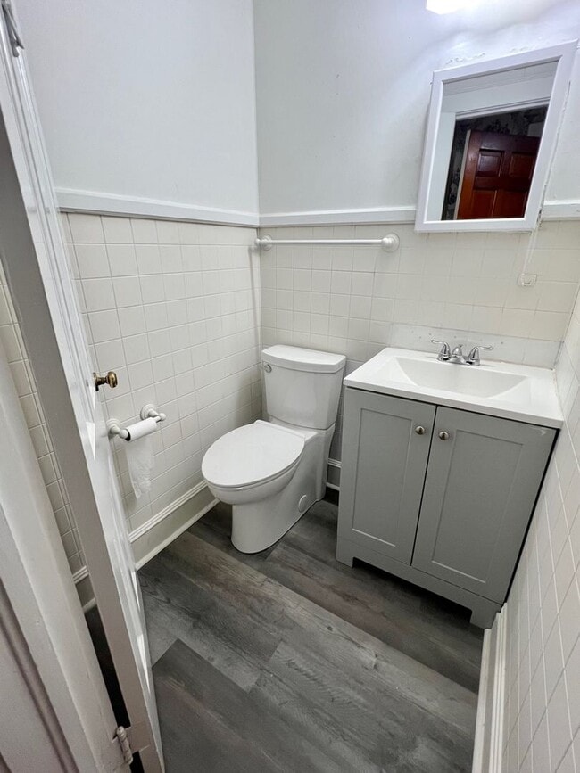 Building Photo - 437 Banks St