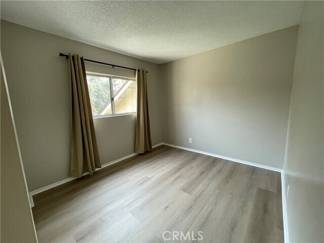 Building Photo - 326 W 9th St