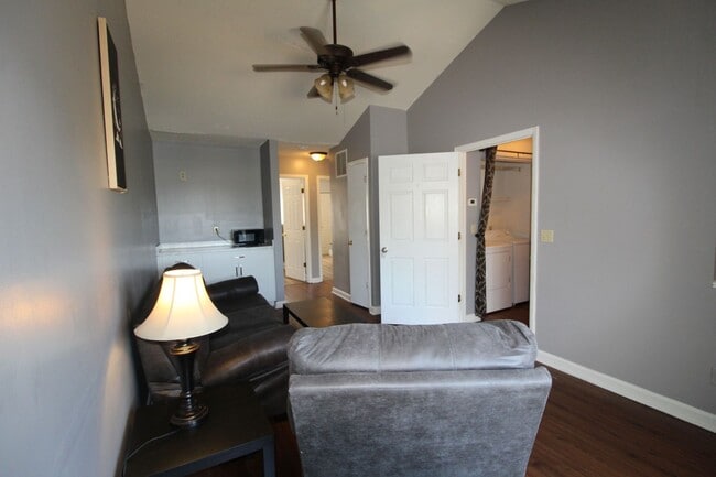 Building Photo - 1337 Bradley Dr