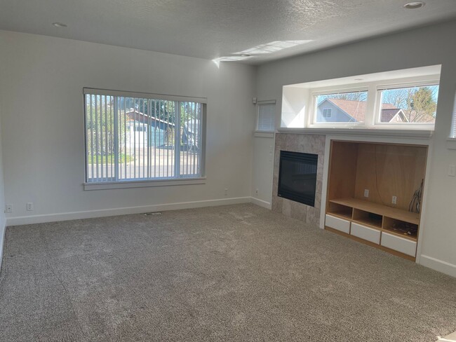 Building Photo - Lovely 3 Bed 2 Bath House in River Road Area