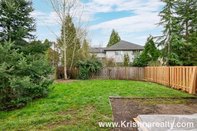 Building Photo - Charming 3 BD* 2.5 BA* Duplex **NEWLY RENOVATED** Located in Historic Orenco in the Elk Meadows C...