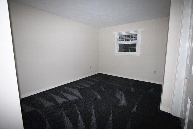 Building Photo - 155 Old Meetinghouse Rd