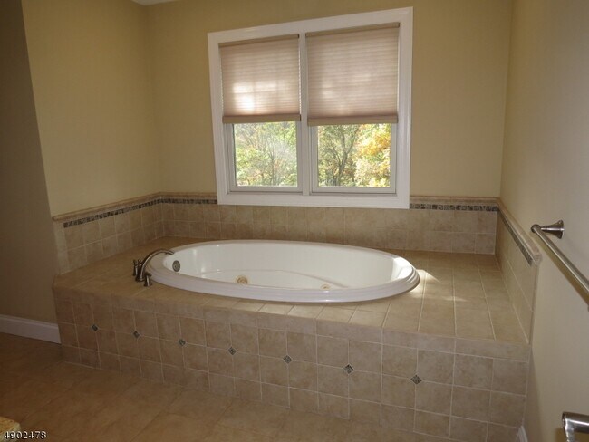 Building Photo - 22 Riverview Dr