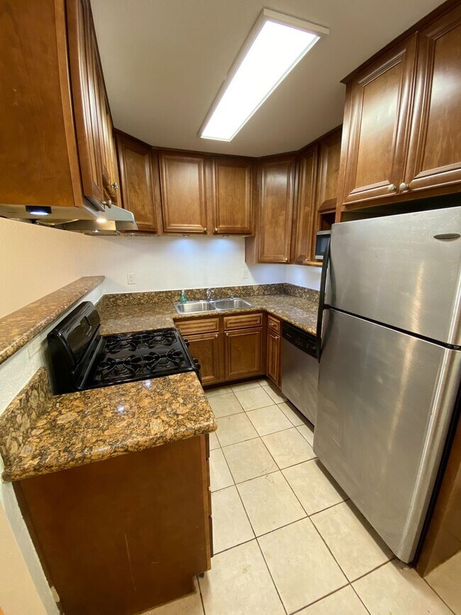 Building Photo - Quiet IB Townhome for Rent!