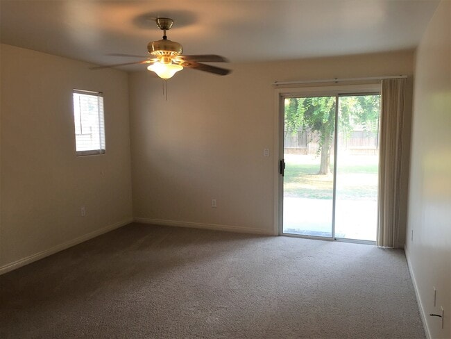 Building Photo - 5801 Roscomare St