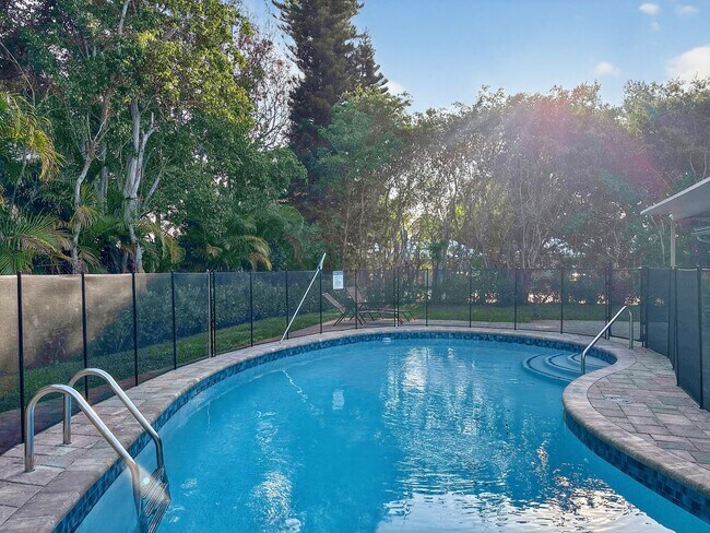 Building Photo - Retro Pool home close to downtown Naples