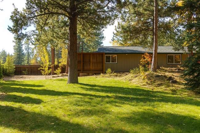 Building Photo - Spacious SW Bend Home on Nearly Half an Ac...