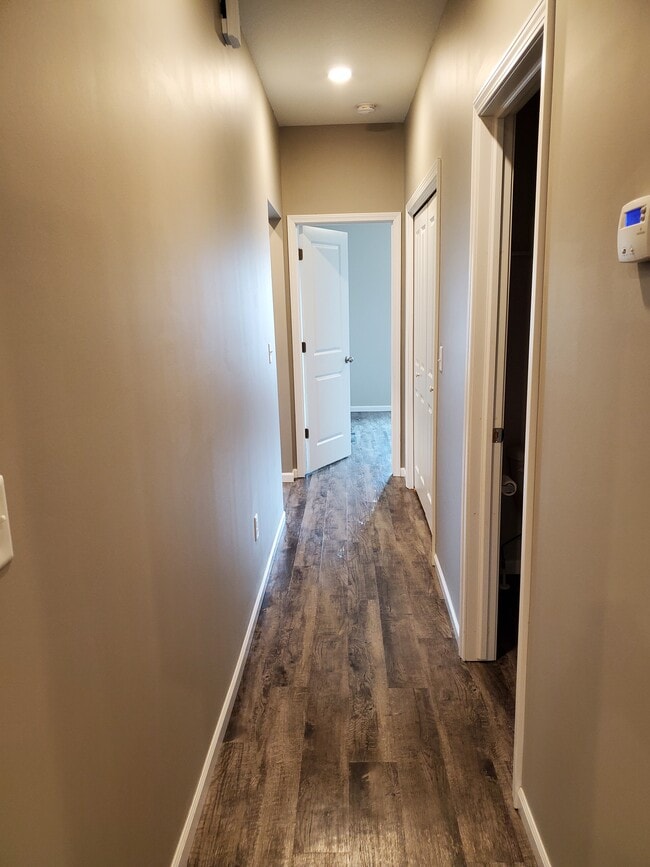 Building Photo - 420 S Longbranch Dr