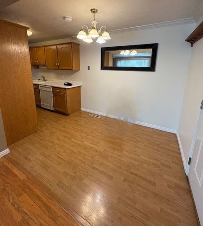 Building Photo - 2 Bedroom Condo in Millcreek!