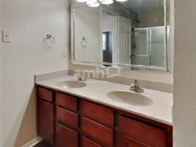 Building Photo - 5622 N Jefferson Dr