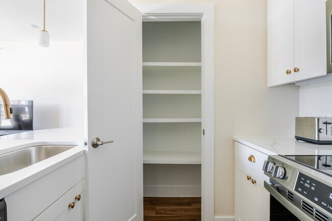 Building Photo - 1501 W Howard Ln