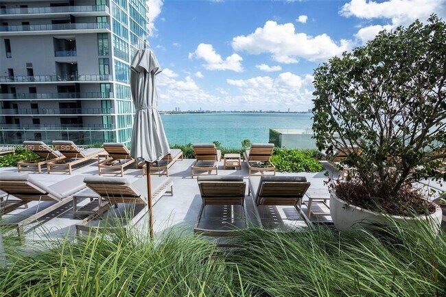 Building Photo - 650 NE 32nd St