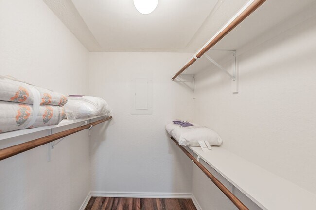 Building Photo - Updated 1-Bedroom Condo in Gated Community – Prime West 7th Location