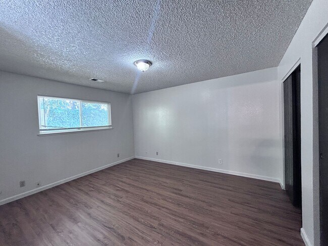 Building Photo - 955-957 Woodshire Way