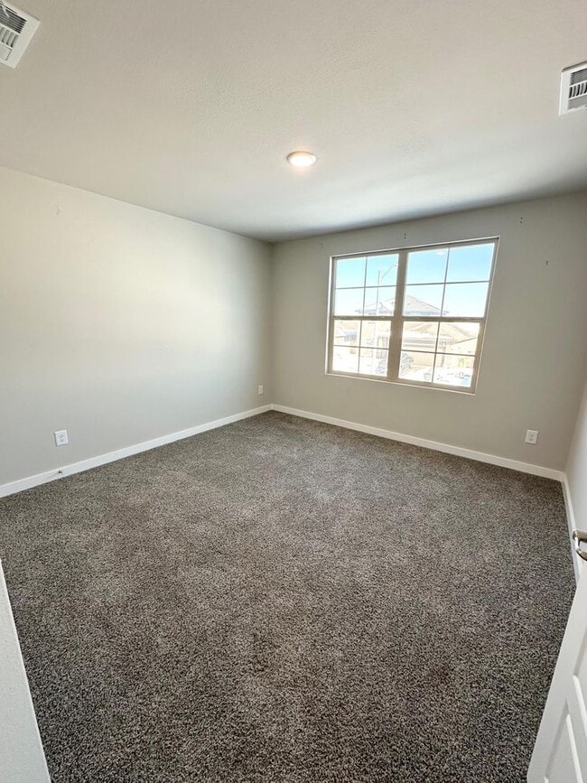 Building Photo - 3 Bedroom 2.5 Bathroom Ready to Rent ASAP!