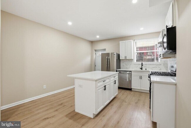 Building Photo - 2710 Mura St