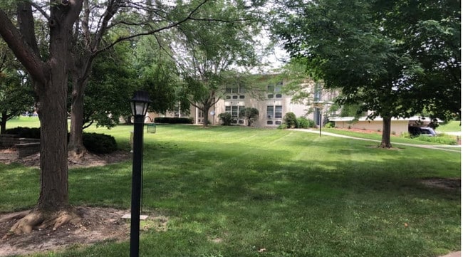 Building Photo - Southern Manor Apartments