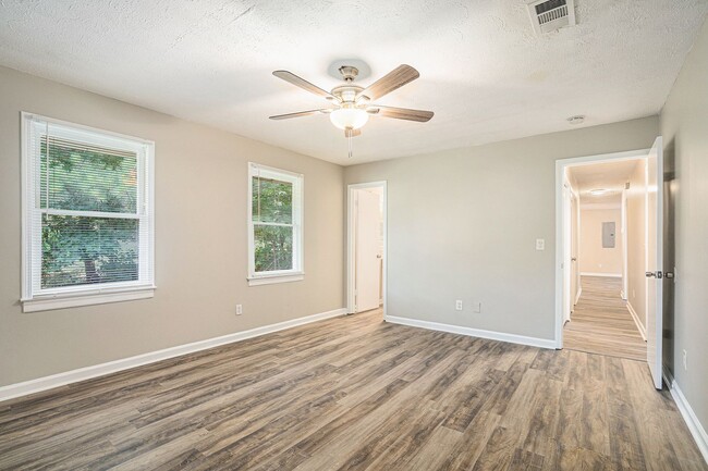 Building Photo - Fully Renovated 3BR/2BA in Forest Park!