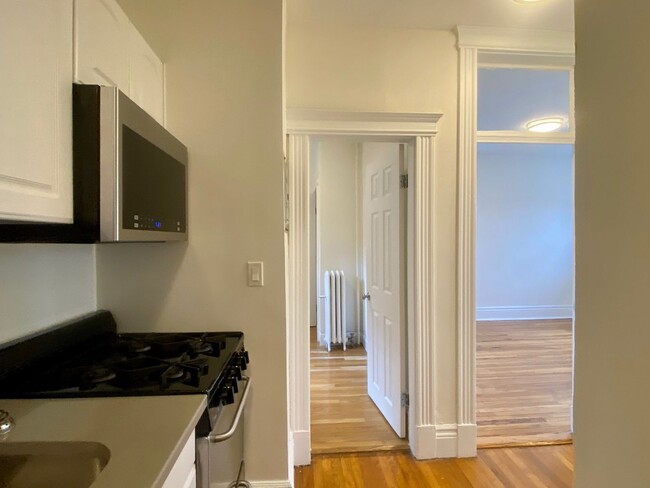 Building Photo - Nicely renovated 2 bed unit with utilities...