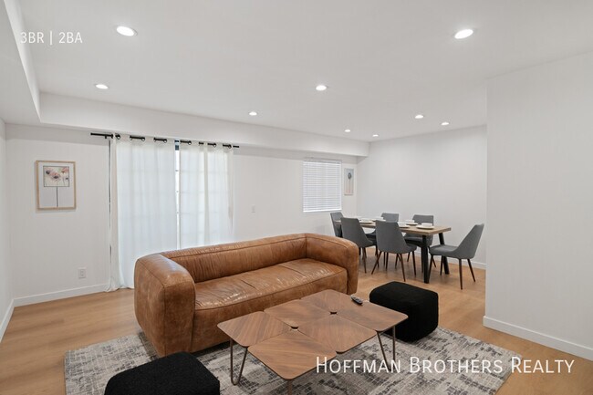 Building Photo - 7441 Hazeltine Ave