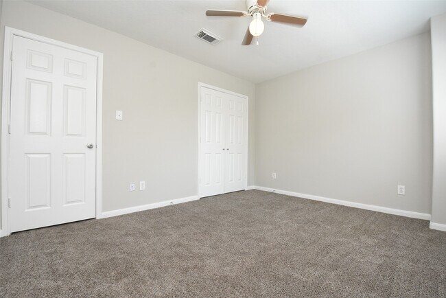 Building Photo - 21603 Falvel Lake Dr