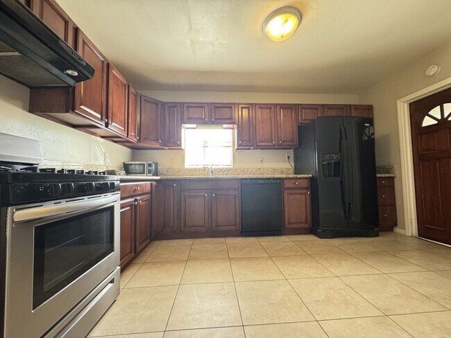 Building Photo - Gorgeous 3 Bedroom Home in La Mesa! *$500....