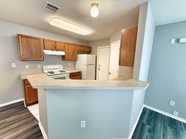 Building Photo - Spacious 3 Bedroom, 2 Bath Duplex with 1-C...