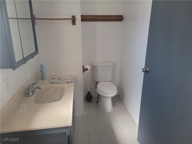 Building Photo - 1060 S Bunch St