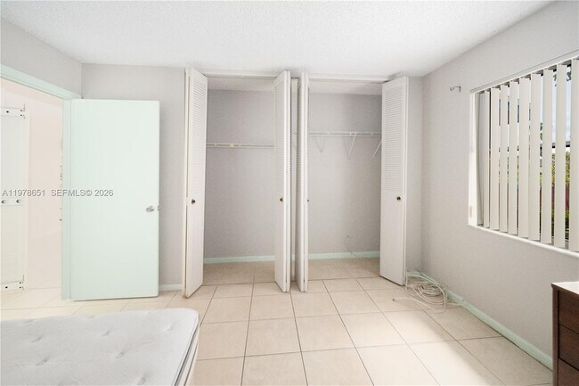 Building Photo - 2683 Lake Haven Rd