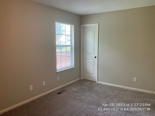 Building Photo - 3 Bedroom / 2.5 Bath House Available Now