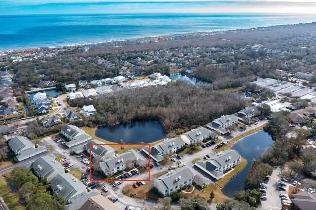 Building Photo - Walking distance to beach!