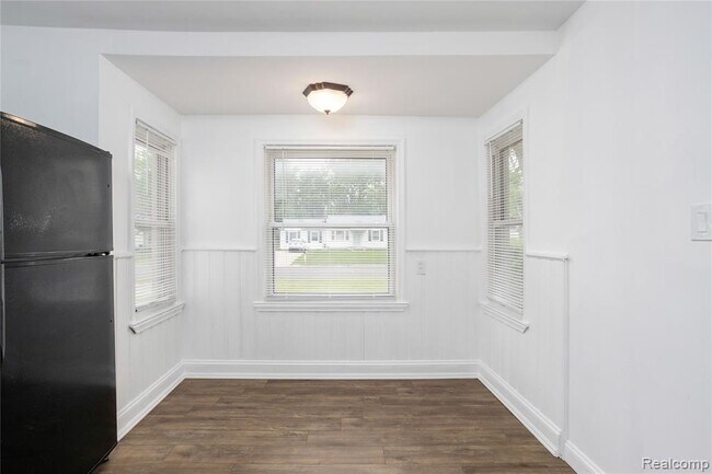 Building Photo - 18261 Brentwood St