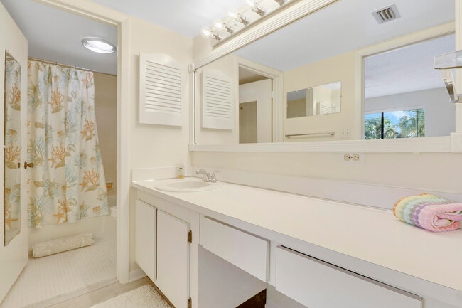 Building Photo - 1600 NE Dixie Hwy