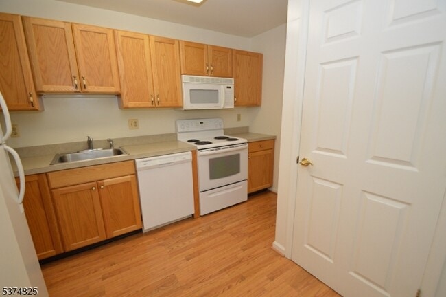 Building Photo - 21 Jenny Lind St